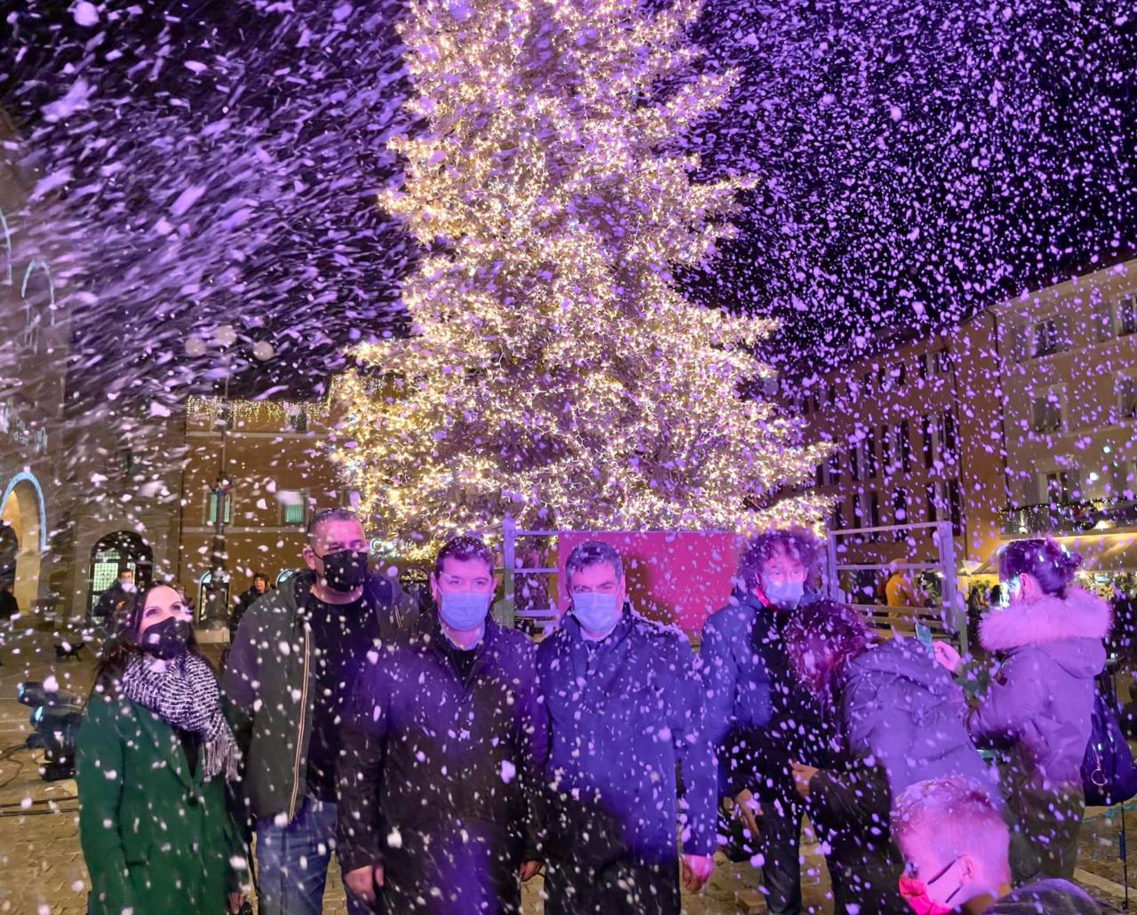 Seri e Lucarelli davanti all'albero