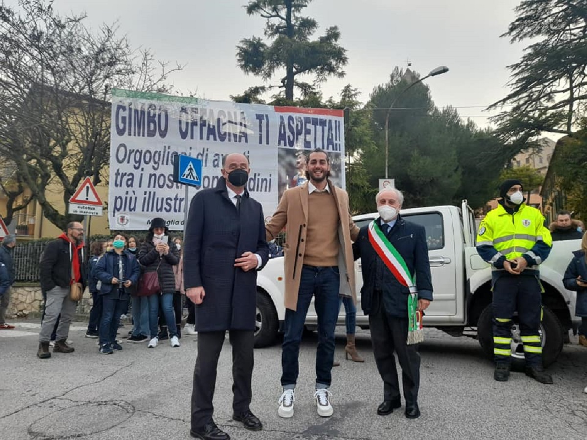 Gianmarco Tamberi arriva a Offagna tra il sindaco Ezio Capitani (a destra) e il presidente del Coni Fabio Luna