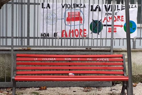 Castelplanio, scalinata e panchina colorate di rosso per dire No alla violenza contro le donne