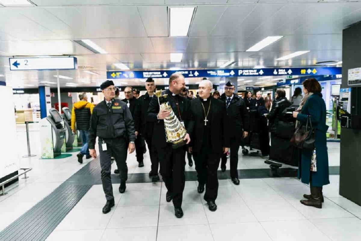 La statua della Madonna per gli aeroporti