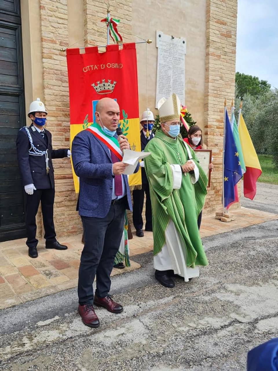 Il sindaco Simone Pugnaloni con l'arcivescovo Angelo Spina a Passatempo