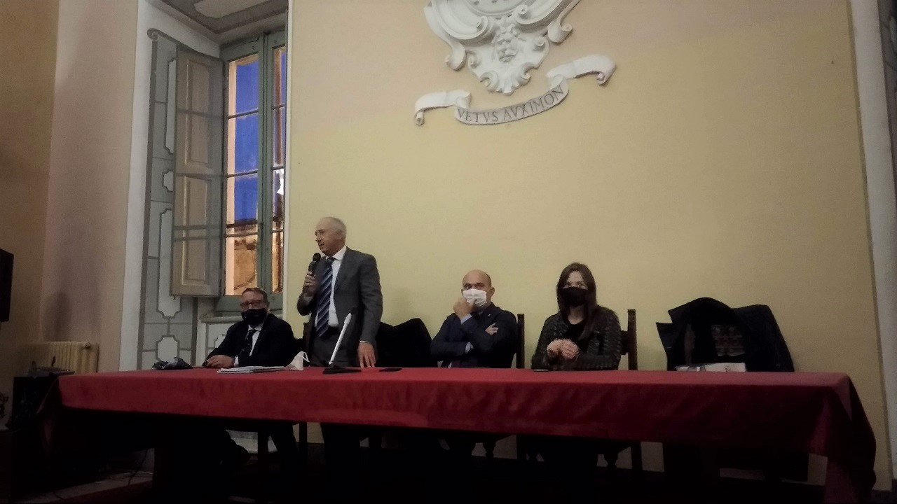 L'assessore Saltamartini (in piedi), accanto al consigliere Bilò, il sindaco Pugnaloni e la presidente Leonardi