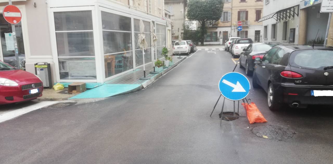 Una piccola voragine si è aperta per un cedimento dell'asfalto in Vicolo Nettuno a Civitanova. Pronto l'intervento degli operai del comuni che hanno messo in sicurezza l'area