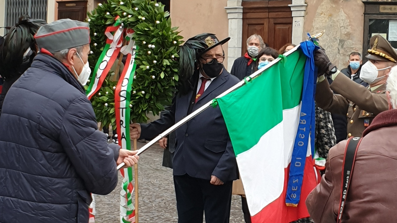 Appuntata sulla bandiera dell’Associazione nazionale fanti la medaglia d’oro al valor militare conferita al Milite ignoto, cittadino onorario di Ostra