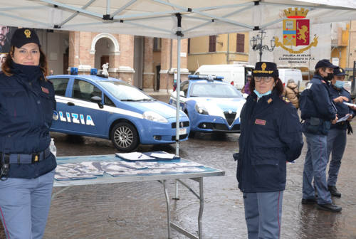 Polizia in piazza Roma a Senigallia contro la violenza sulle donne