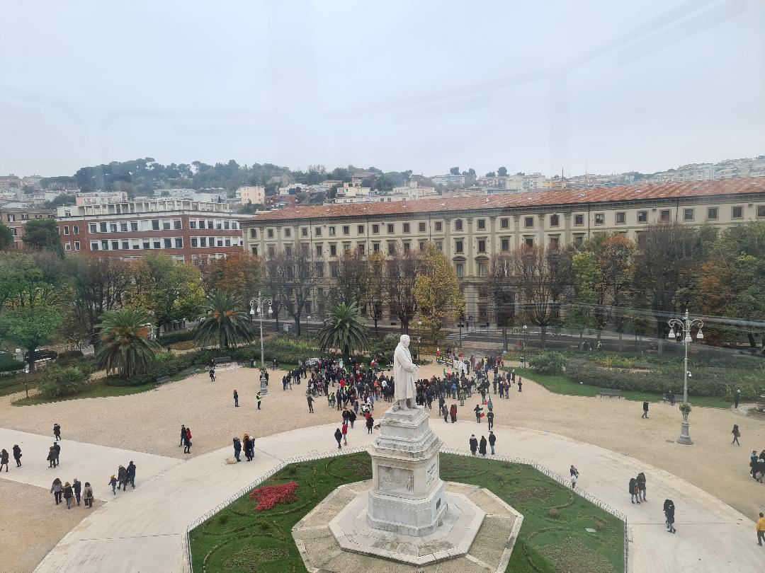La manifestazione NO Green pass di domeniuca in Piazza Cavour, sotto la ruota panoramica