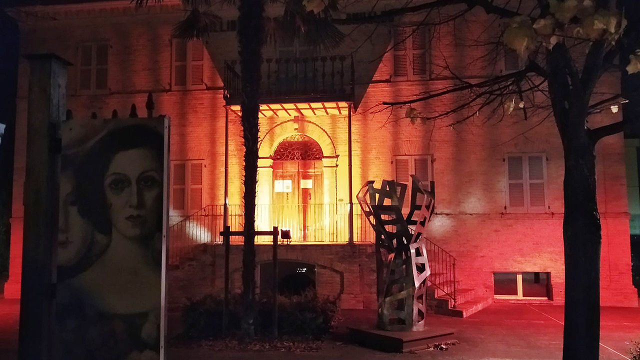 Il villino Romualdo di Trecastelli, sede del museo Nori De' Nobili, illuminato di arancione per il 25 novembre, giornata per l'eliminazione della violenza sulle donne