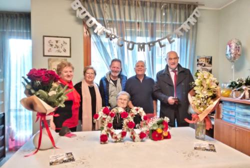 Sorpresa per i 100 anni di nonna Regina: i fiori del sindaco