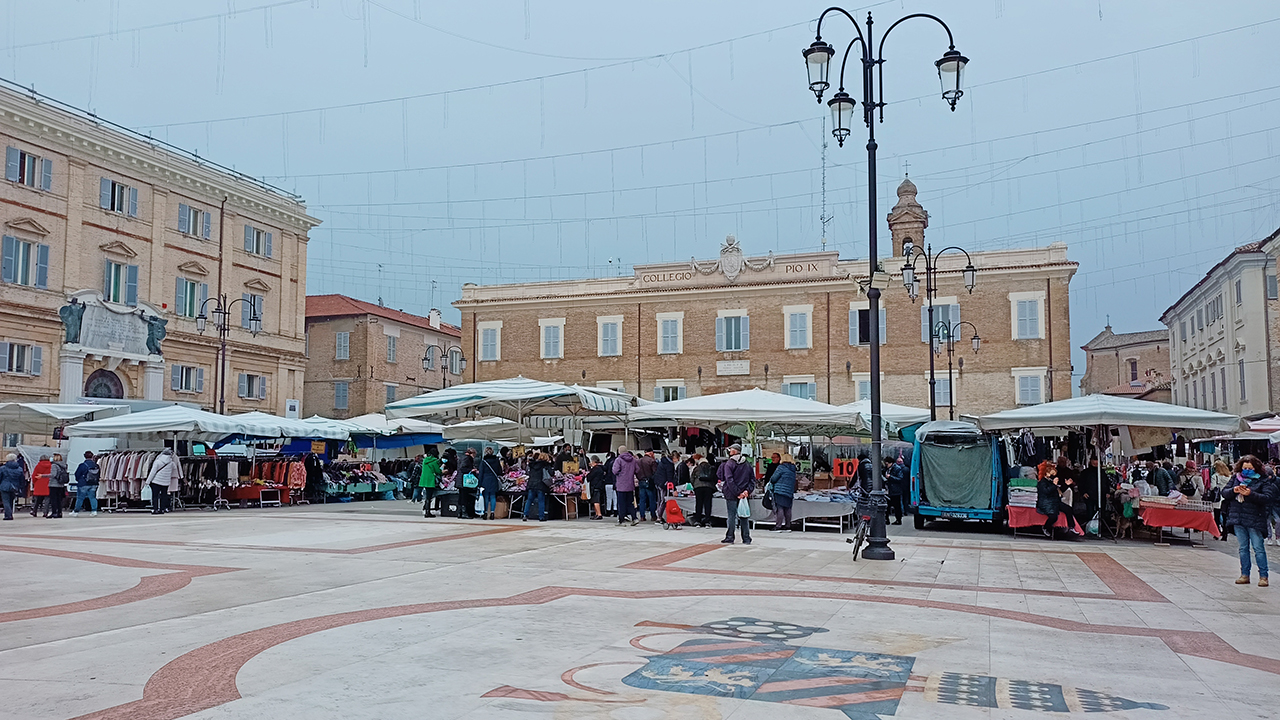 Le bancarelle del mercato settimanale di Senigallia in piazza Garibaldi