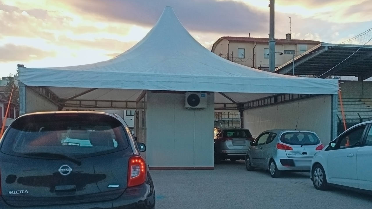 Il servizio di tamponi "drive through" allestito dall'Asur al parcheggio dello stadio comunale Bianchelli di Senigallia