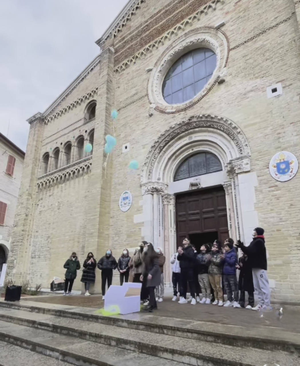 I palloncini librati in ricordo delle sei vittime 