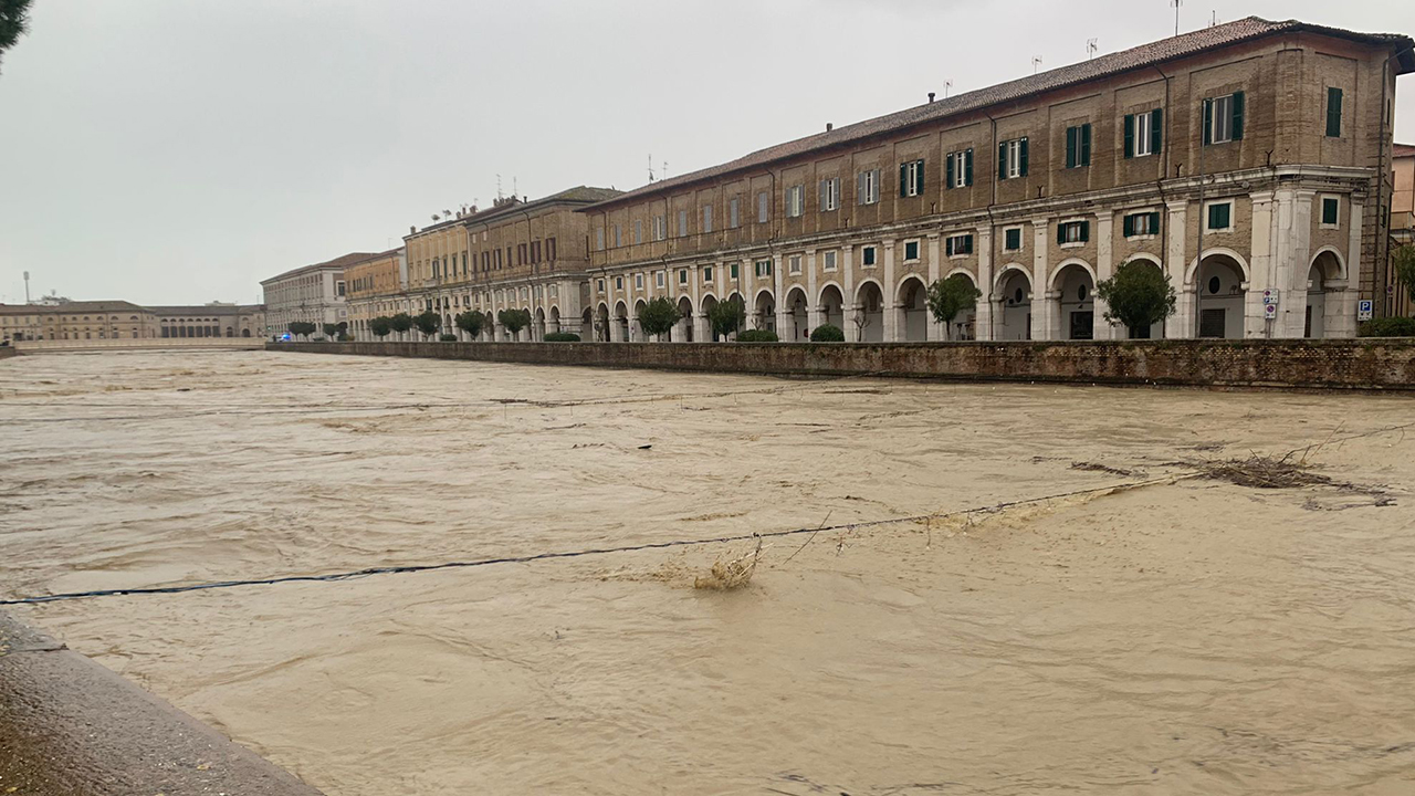 Il fiume Misa a Senigallia alto per le precipitazioni abbondanti