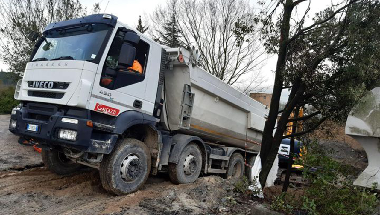 blitz in un’azienda di demolizioni: rubato un camion trakker