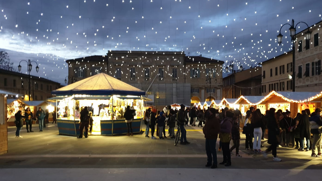 I mercatini di natale in piazza Garibaldi a Senigallia per le festività natalizie 2021