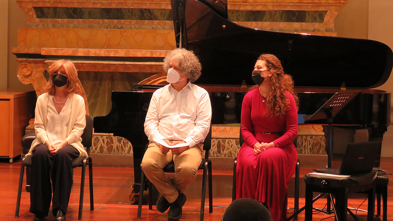Da sinistra: Lucia Galli, Samuele Garofoli e Ilenia Stella durante l'evento al San Rocco per i 30 anni della scuola di musica B. Padovano di Senigallia