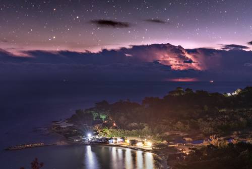 Ancona, la cometa di Natale a Portonovo nella foto straordinaria di Andrea Amici