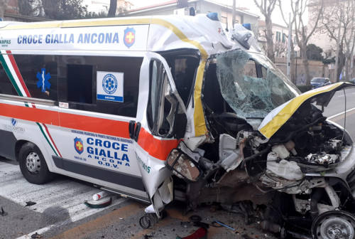 Ambulanza distrutta dopo l’incidente, Caporalini: «Aiutateci a ricomprarla»