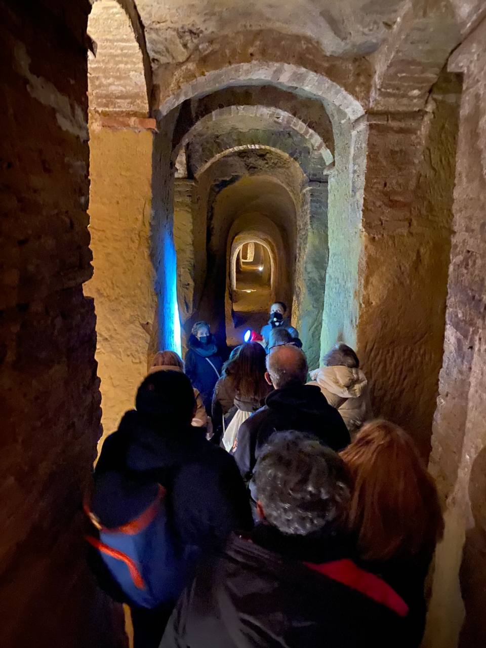 I turisti nelle grotte di Osimo a dicembre