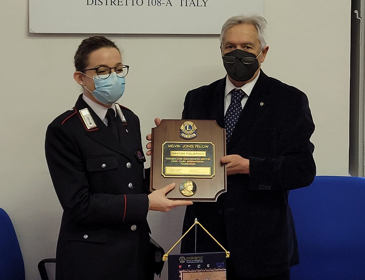 Martina Pigliapoco riceve il premio dal presidente dei Lions Osimo Paolo Campanelli