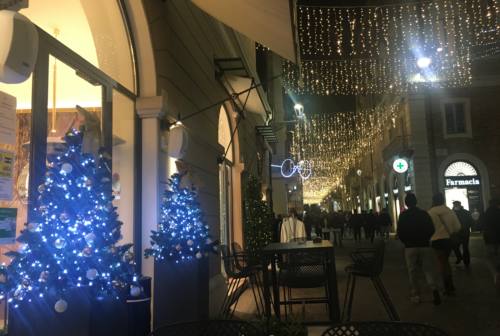 Senigallia, le luminarie accendono lo shopping di Natale – VIDEO