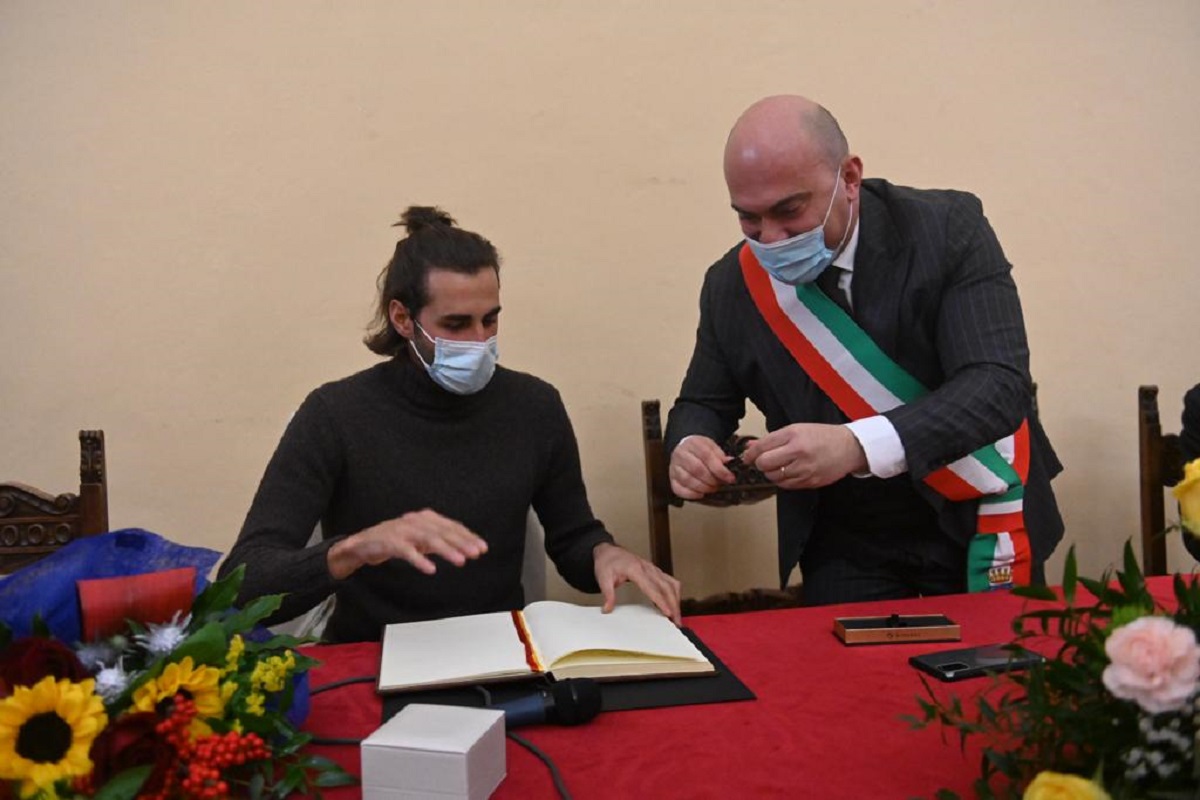 Gianmarco Tamberi con il sindaco di Osimo Simone Pugnaloni
