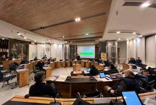 Tasse invariate, il Comune di Pesaro approva il bilancio col voto del M5S che entra in maggioranza
