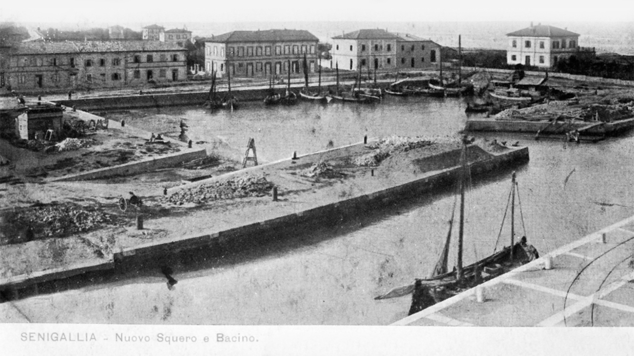 L'antica darsena "N.Bixio" al porto di Senigallia agli inizi del '900