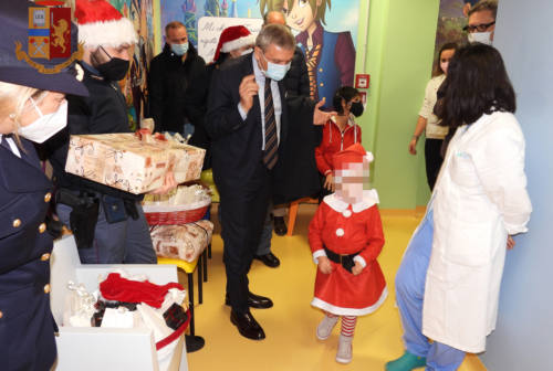La Polizia al Salesi di Ancona: consegnati doni ai bambini. Capocasa: «Un piccolo gesto di vicinanza e di sostegno»