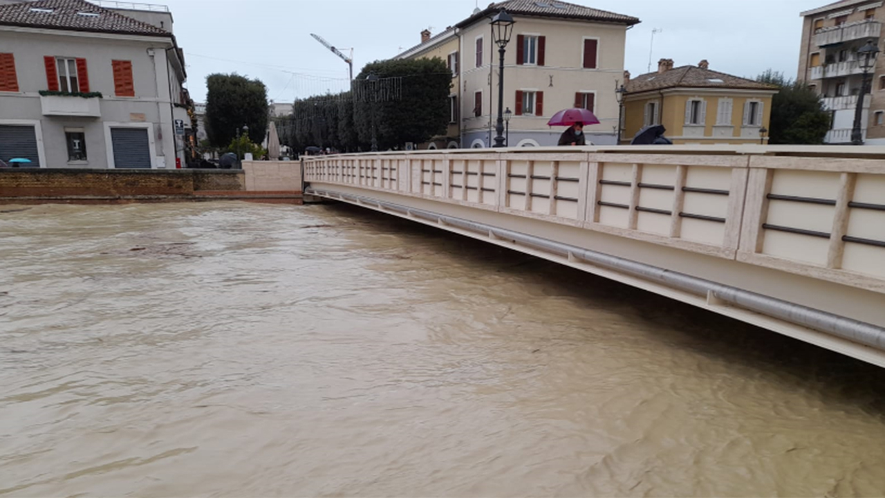 Il fiume Misa e il ponte Angeli dell'8 dicembre 2018 a Senigallia