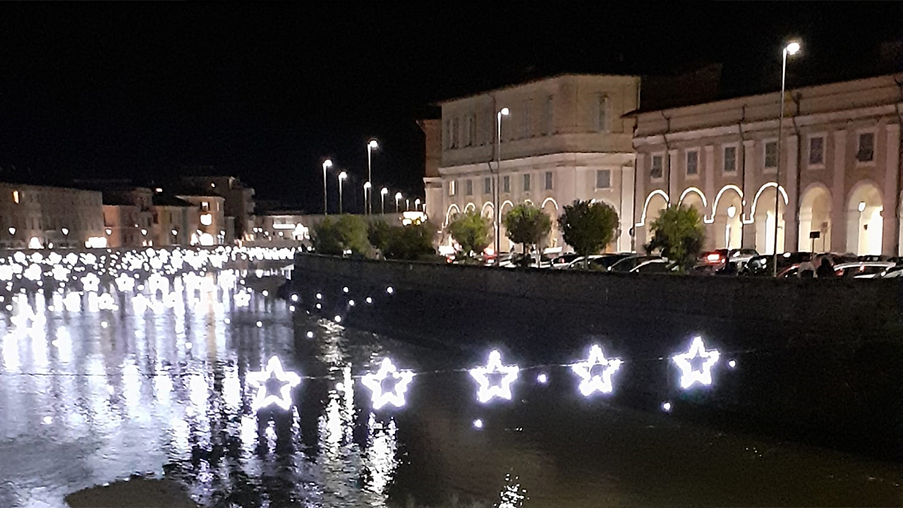 Le luminarie di natale sul fiume Misa a Senigallia