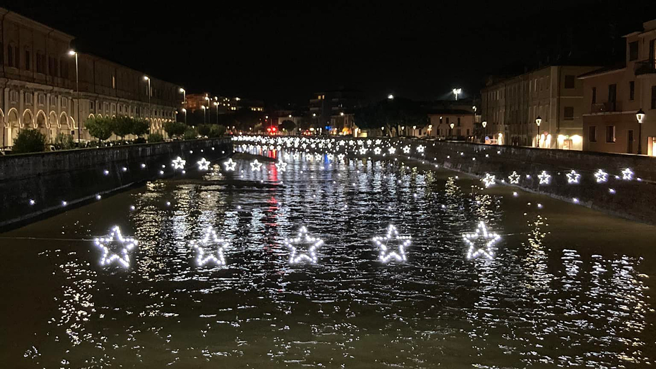 Le luminarie di natale 2021 allestite anche sul fiume Misa a Senigallia