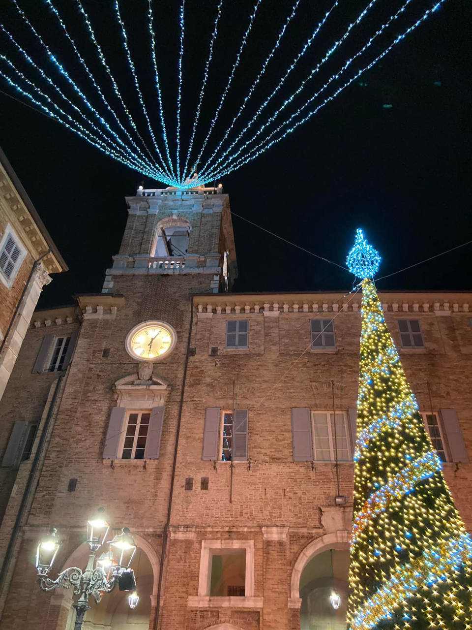 Albero e luci di natale in piazza Roma sotto il municipio