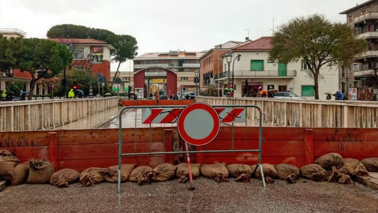 Montate le paratie su ponte Garibaldi a Senigallia per il maltempo