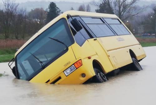 Pioggia e fango, scuolabus finisce in un fosso pieno d’acqua