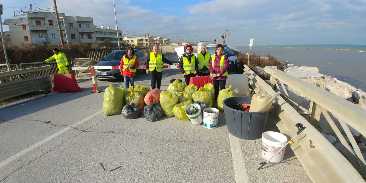 I volontari del gruppo "Spiaggia pulita" in azione dopo il maltempo dell11 dicembre 2021 a Marina di Montemarciano