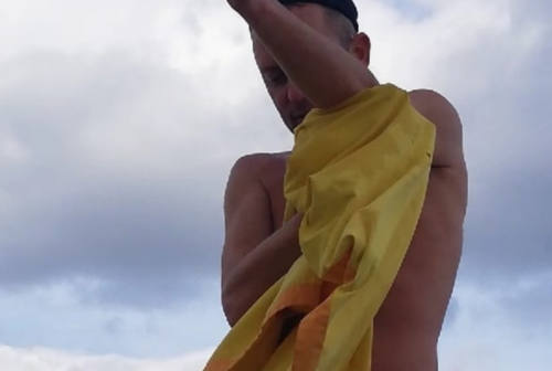 Bagno in mare a Senigallia in pieno inverno, il rituale del prof di religione: «Un’esperienza che dà energia al corpo»