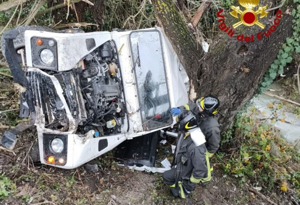 Pergola, perde il controllo del suo mezzo 4x4