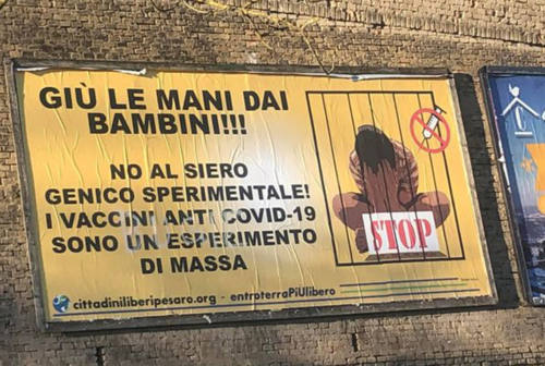 Cartellone No vax a Fermignano, il sindaco Feduzi: «Sono disgustato». E sull’accaduto interviene anche Burioni