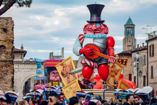 Fano, Carnevale 2024: saranno 14 i carri. La testimonial sarà Beatrice Venezi – FOTO