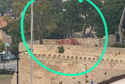 Fano, vandali imbrattano le mura del Pincio: l’ira dei fanesi