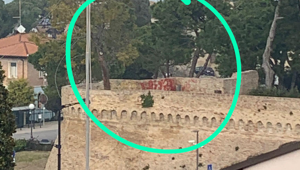 Mura del Pincio imbrattate dai vandali
