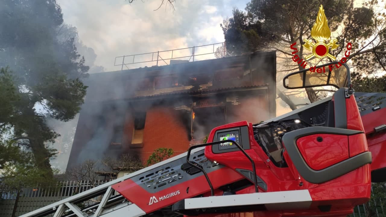 L'intervento dei vigili del fuoco per domare l'incendio all'ex discoteca Shalimar di Senigallia