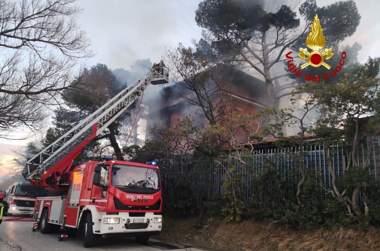 L'intervento dei vigili del fuoco per domare l'incendio all'ex discoteca Shalimar di Senigallia