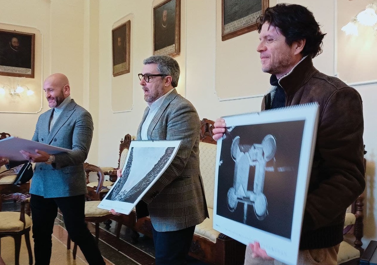 Da sinistra Giovanni Fiorini, Massimo Olivetti e Lorenzo Cicconi Massi con in mano il calendario per il 75esimo anniversario della Fiorini Packaging di Senigallia