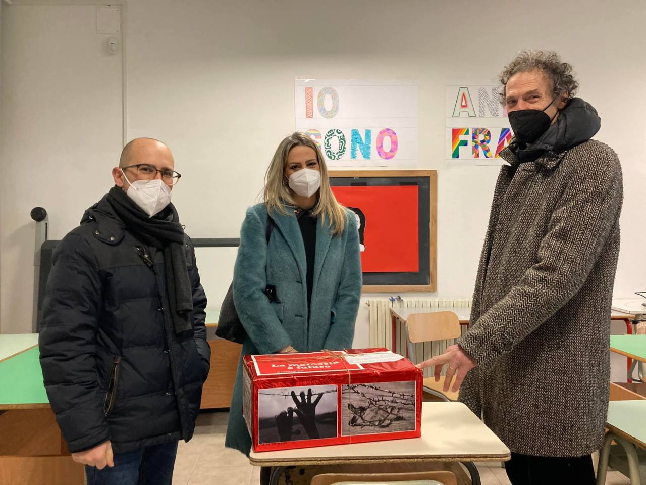 Il sindaco e l'assessore di Folignano donano libri agli studenti