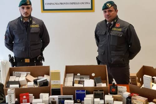 Articoli contraffatti e non sicuri, le fiamme gialle di Ancona sequestrano oltre 2mila prodotti