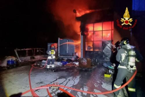 Incendio di un capannone a Fabriano: indagini in corso per l’origine del rogo