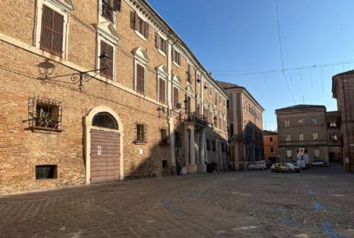 Osimo, al via i lavori alla facciata di palazzo Gallo: residenti in protesta per il taglio dei parcheggi