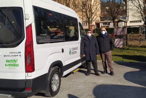 Rosora, piccolo paese ma grandi idee: è arrivato il minibus elettrico per bambini e anziani