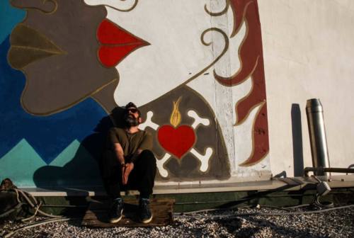 Lo street artist Vecchietti: «Sulle scarpe i miei murales di Ancona. Suola rossa e carta Fabriano, un prodotto made in Marche»